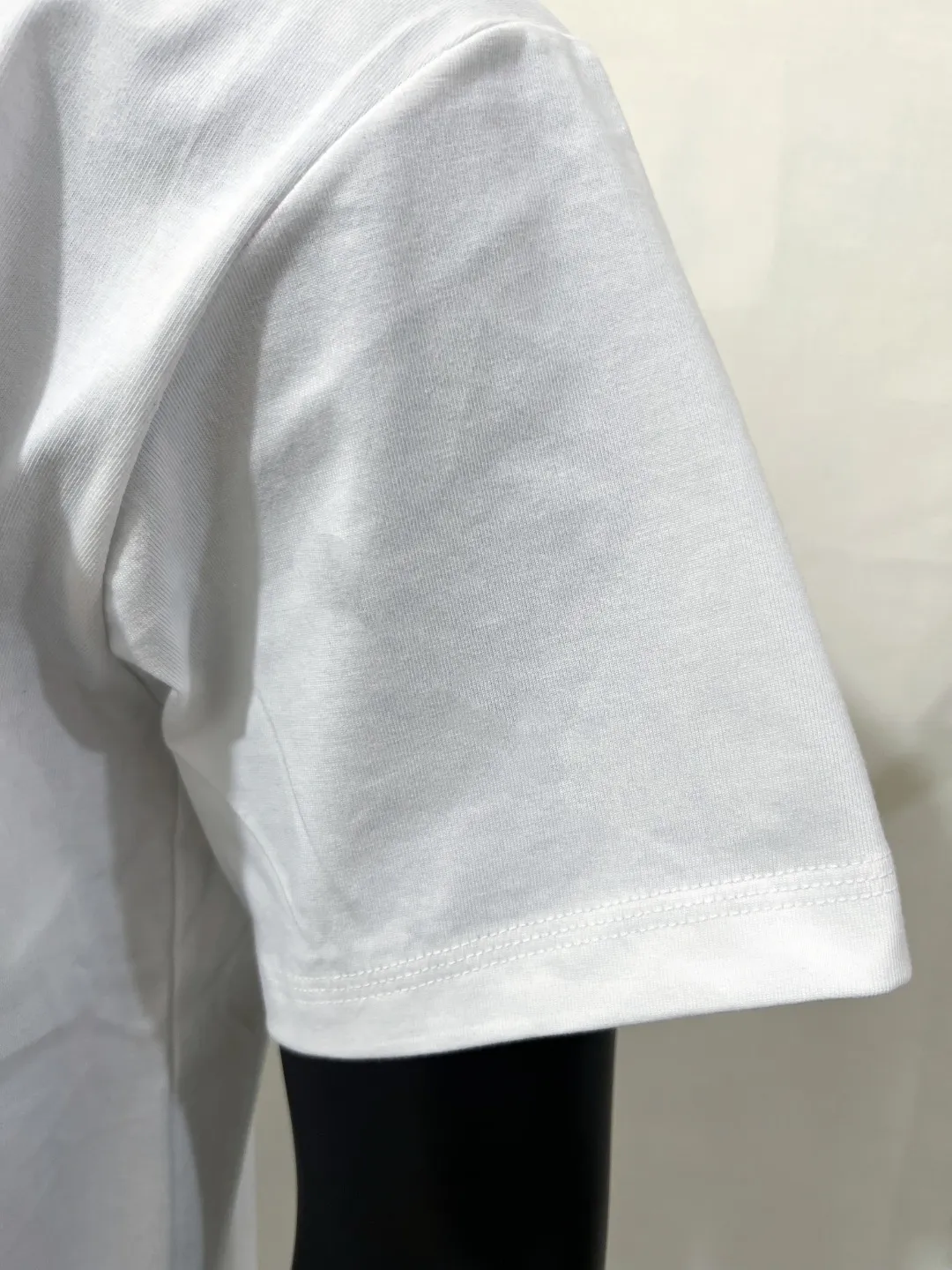 P140 Stone Island/Stone Island classic official website is on sale; small logo embroidery and pressed round neck short-sleeved T-shirt, strictly control the size of the logo, neat and clear letters, and the details are consistent with the original version; the original 240g double yarn 100% cotton fabric is selected; the upper body is simple, beautiful and very durable, with three-needle stitching and high-standard workmanship, with complete three-label details, high-temperature washing, soft fabric, better breathability, no shrinkage or deformation after washing, versatile style Match as you like, European size version, colors: black, dark gray, lilac gray, white; sizes XS-L, (L can wear up to 200 pounds)